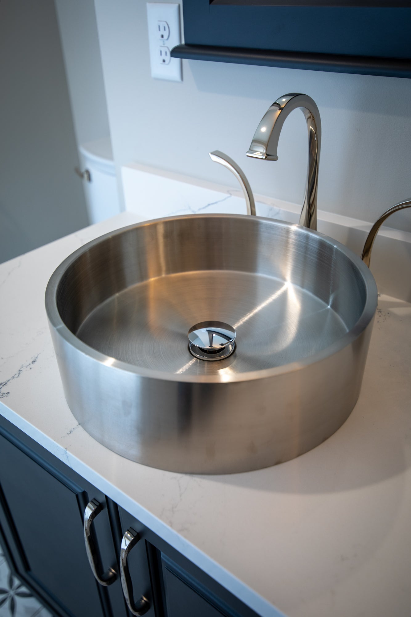 Round Thick Rim Stainless Steel Bathroom Vessel Sink in Silver ...