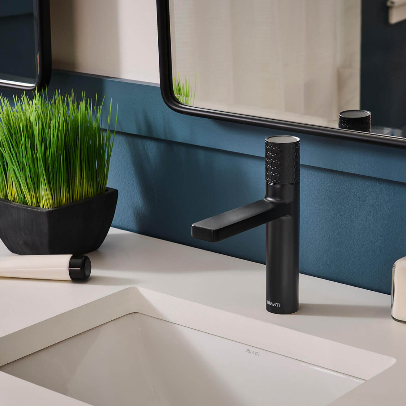 Ruvati Emilio Single Handle Diamond Pattern Knurled Bathroom Faucet Round in Gunmental Black PVD  - RVF5133BL