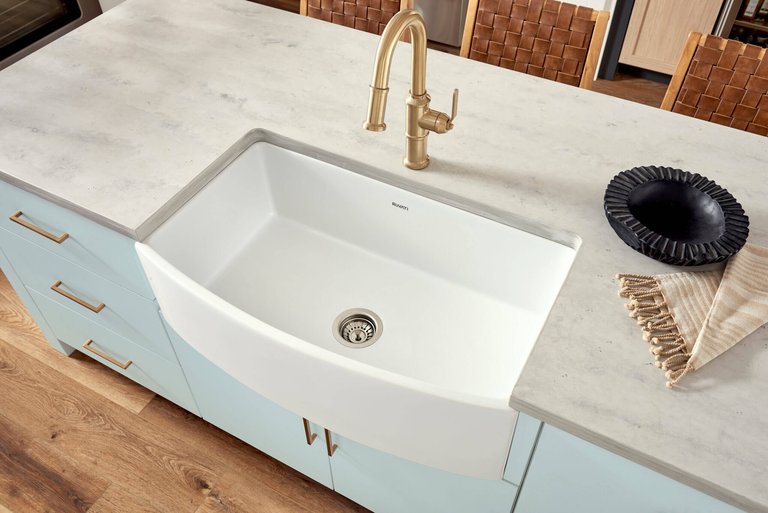 Ruvati 33" White Fireclay Bow-Front Farmhouse Kitchen Sink