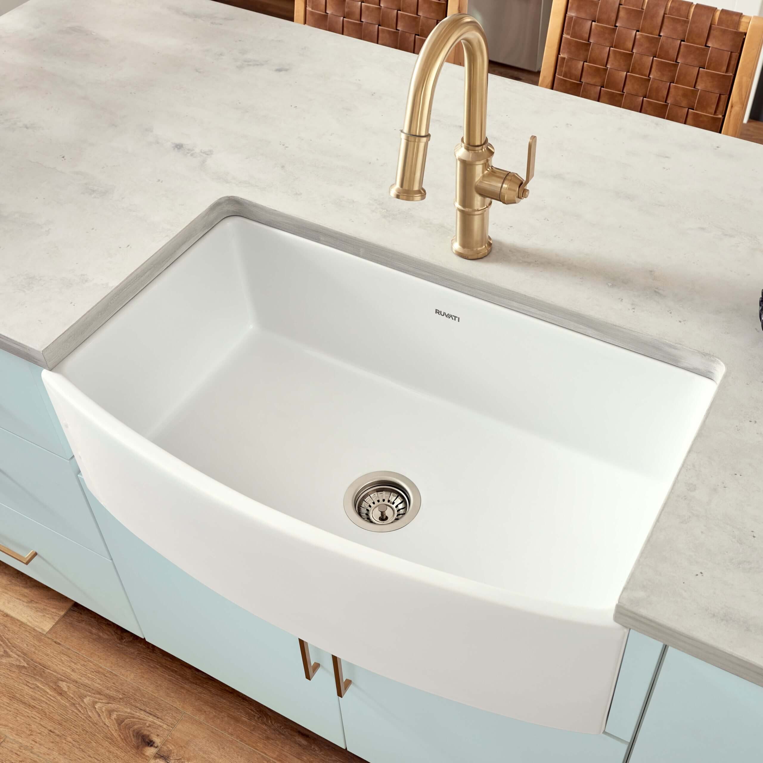 Ruvati 33" White Fireclay Bow-Front Farmhouse Kitchen Sink