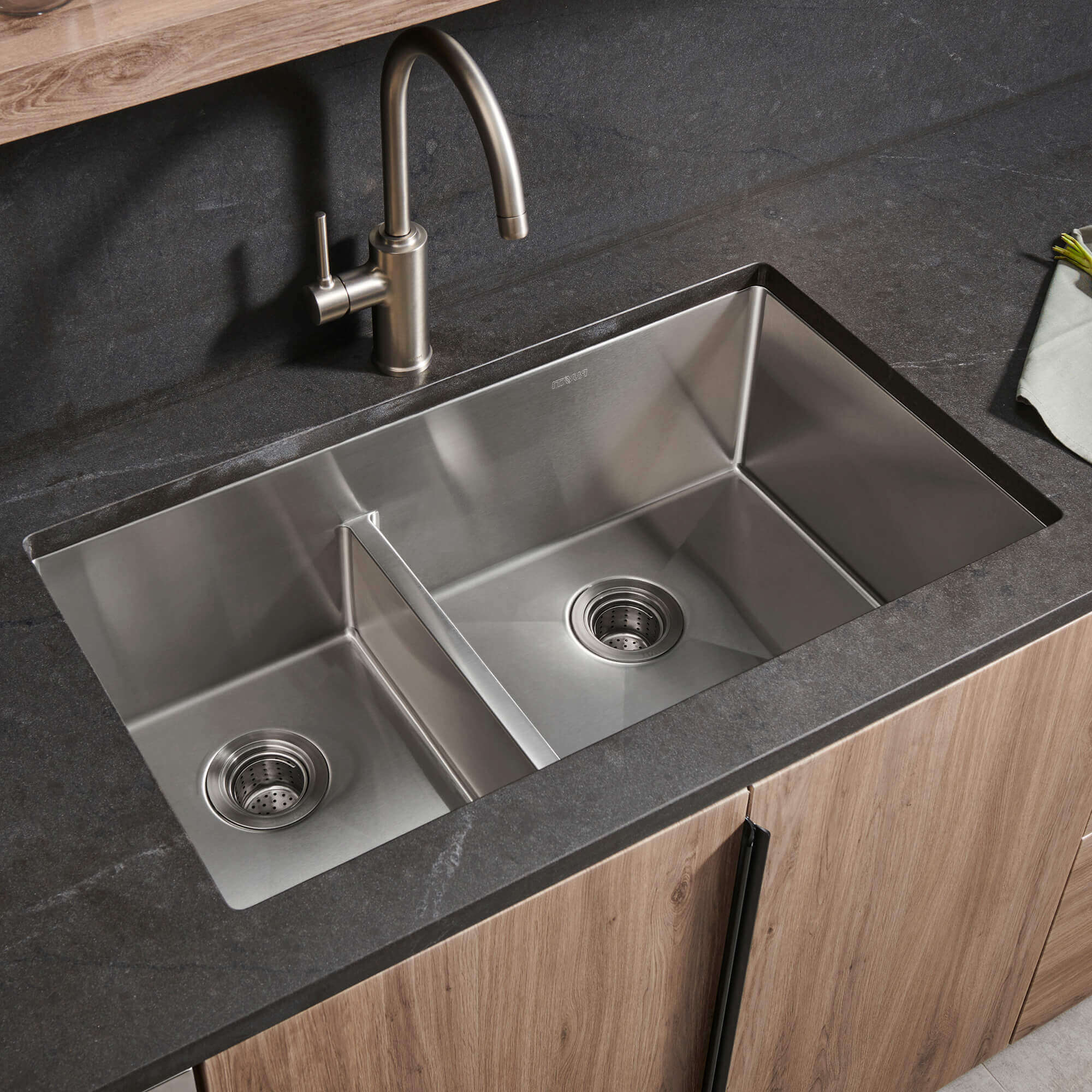 Ruvati 33" Low-Divide Undermount 40/60 Double Bowl Sink